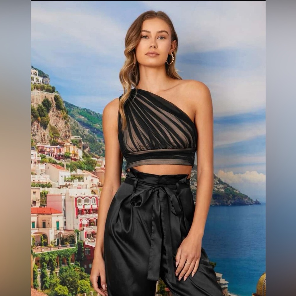 SHEIN One shoulder Crop Top